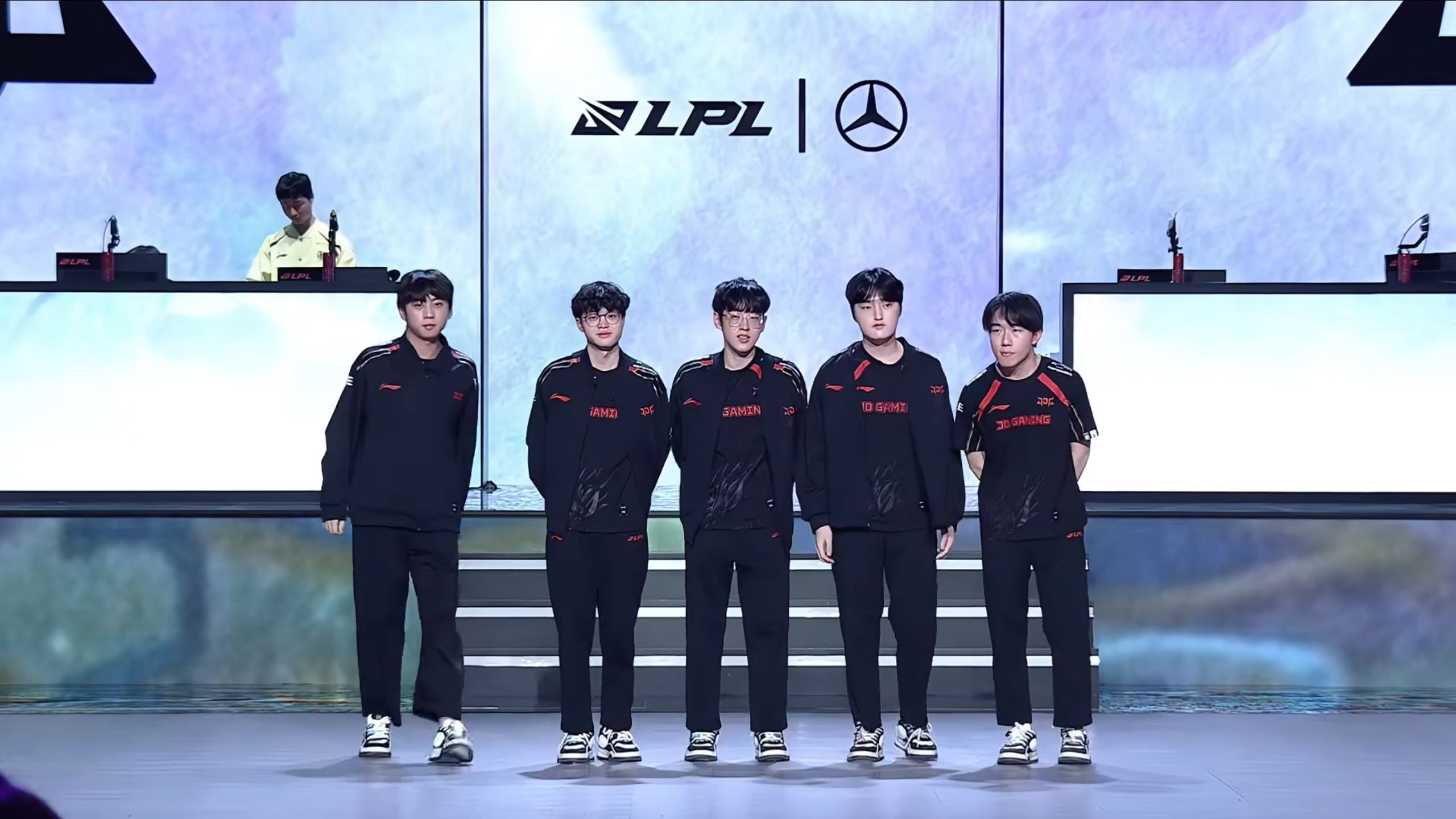 开云官方app入口-JDG横扫TSM，Vetheo一己之力扛起全队