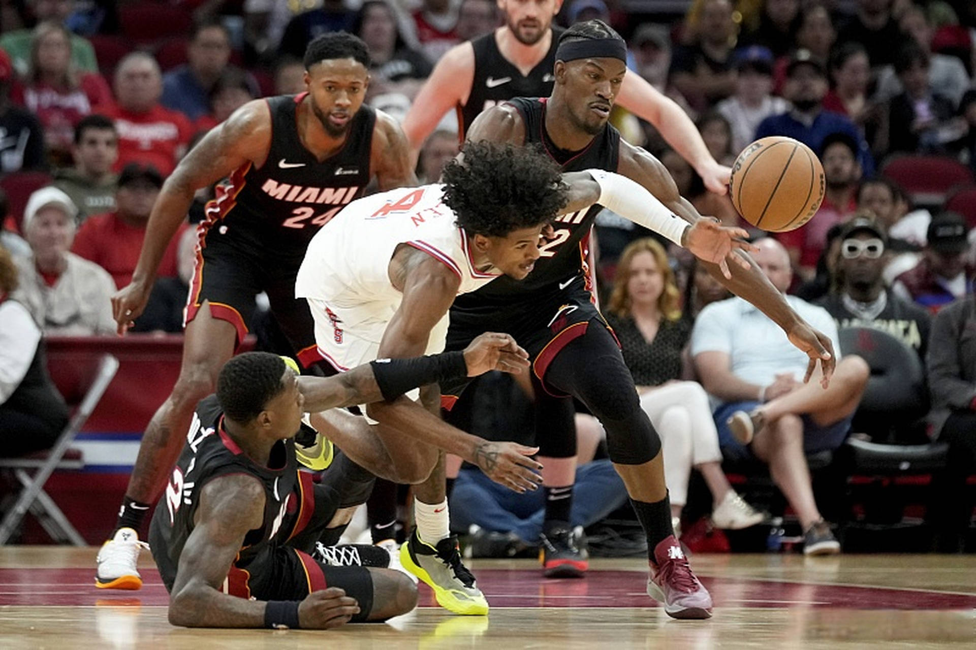 篮球精英的竞技场上战火蔓延