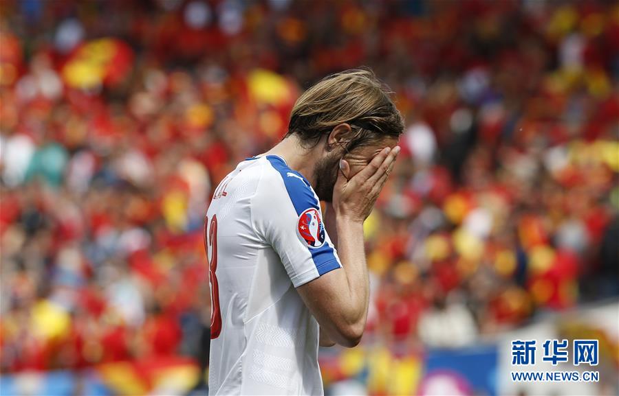 包含荷兰队惨遭捷克逆转，绝杀球引发球迷愤怒的词条