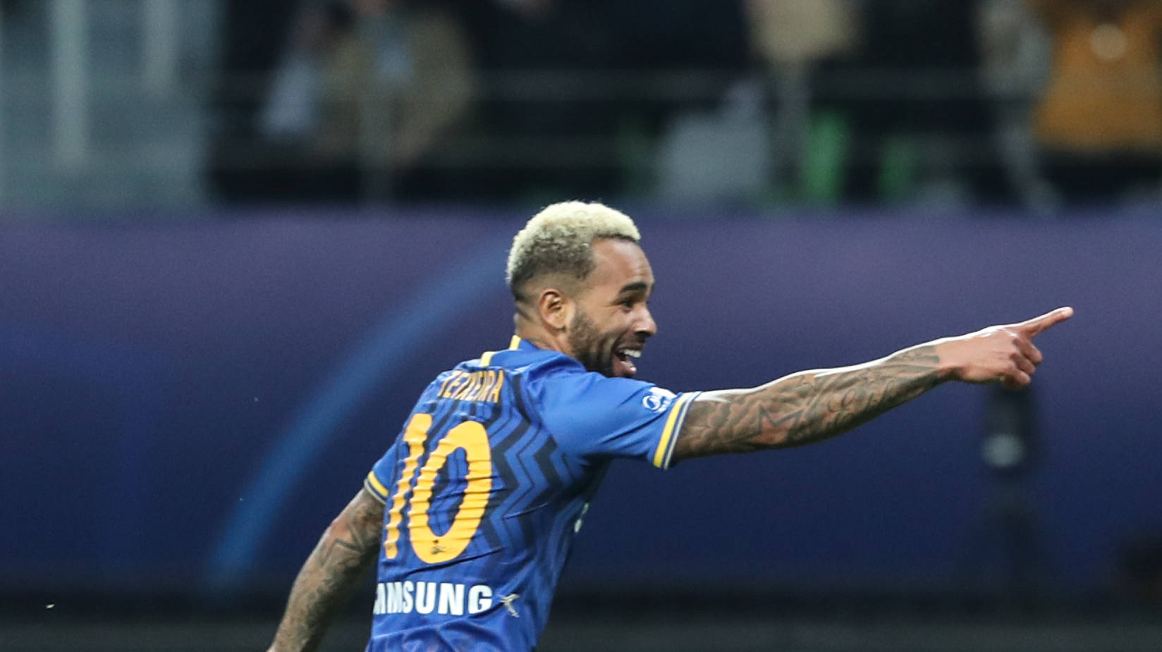 开云体育中国-包含苏宁苦战获胜，球员表现高光的词条